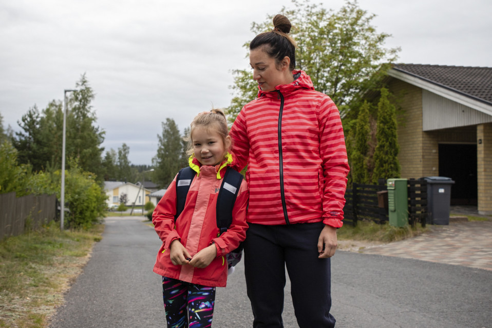 Äiti Heidi Kurronen ja tytär Isla Kurronen omalla pihatiellä ennen ensimmäistä koulumatkaa.
Menevät Pontuksen päiväkotikouluun.