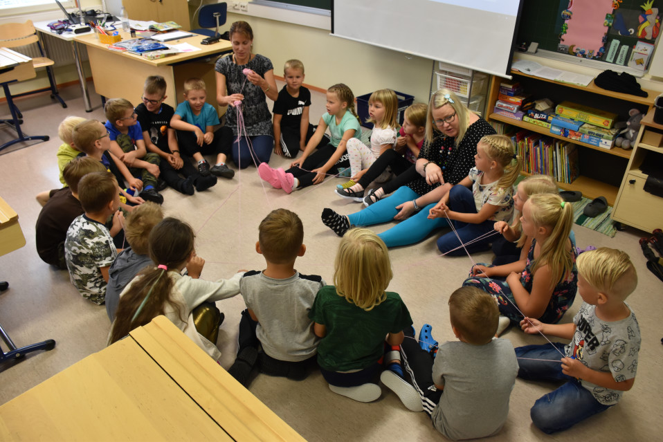 Sammun koulussa Huittisissa opeteltiin luokkatoverien nimiä lankakerän avulla.