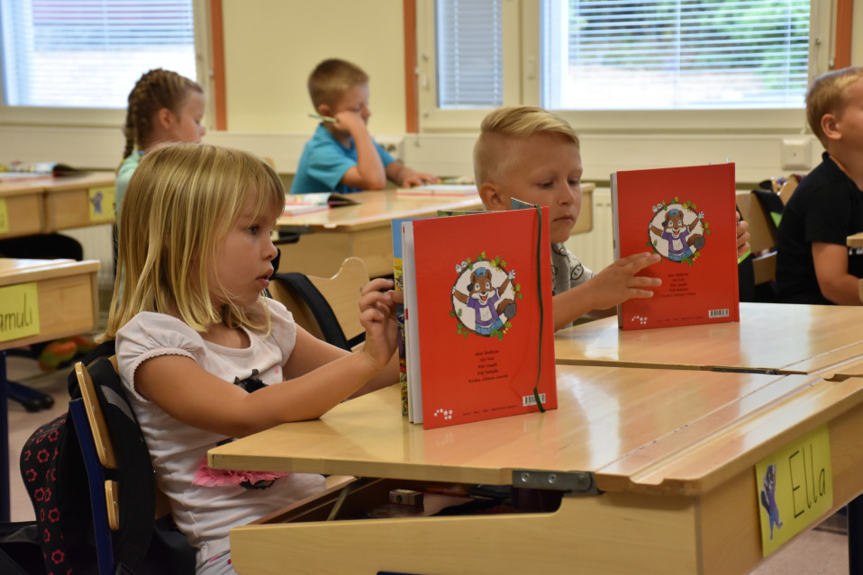 Ella Lampinen ja Lukas Kaasalainen selailivat uusia kirjojaan innokkaasti.