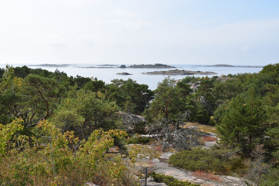 Örön kallioilta näkee hyvällä säällä Bengtskärin majakalle saakka.
