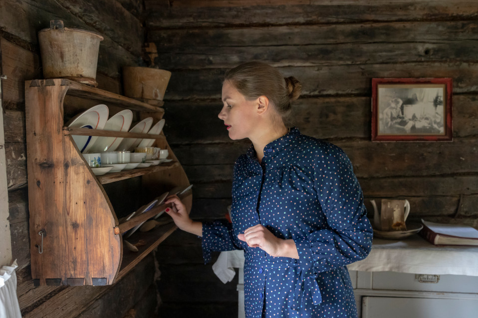Paula Nivukoski tutkii tavaroita vanhassa talossa