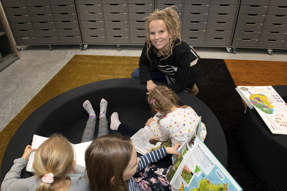Anne Salovesi opettaa lapsia Jätkäsaaren peruskoulussa.