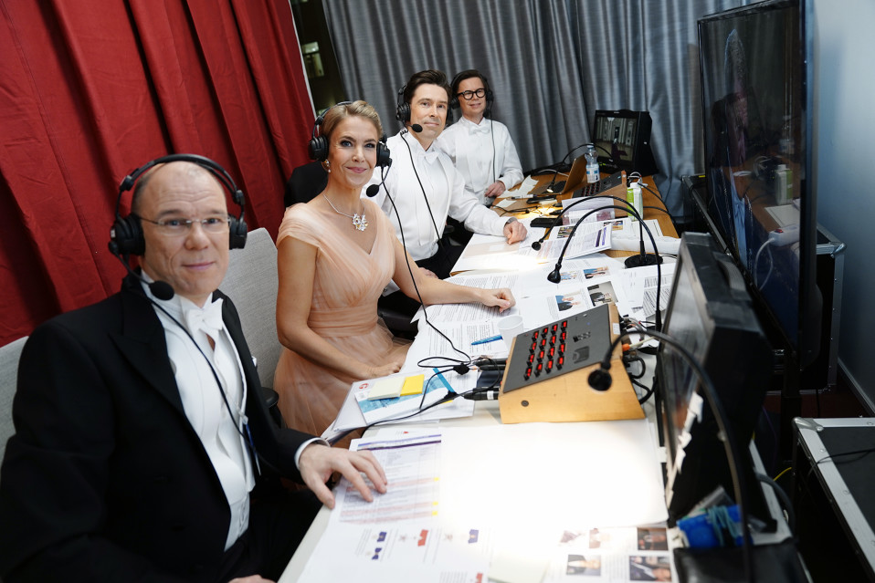 Ari Hakahuhta, Ella Kanninen, Jussi-Pekka Rantanen ja Sami Sykkö selostamokopissa presidentinlinnassa.