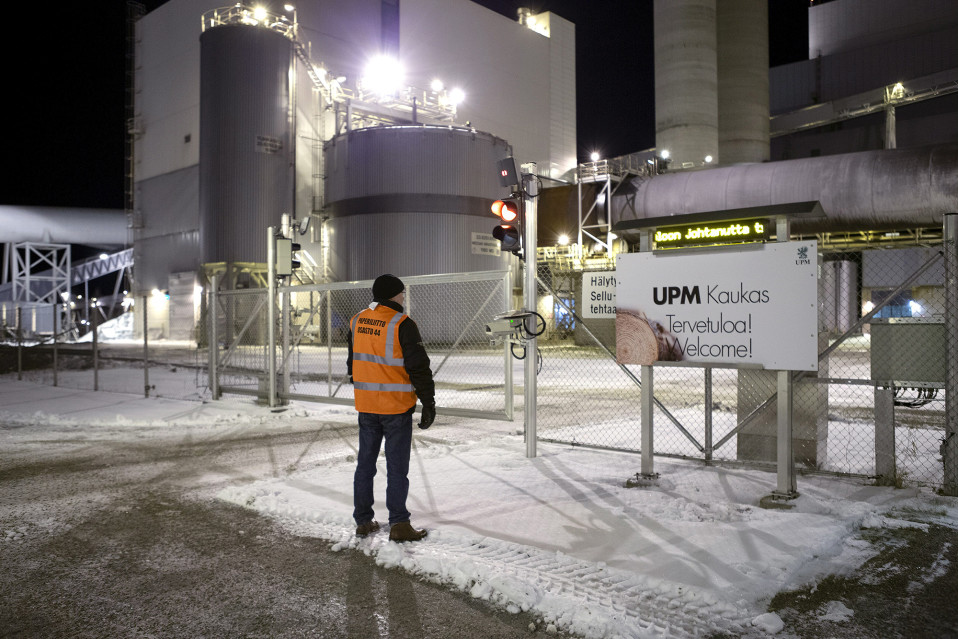 Lakkovahti UPM Kaukaan tehtaanportilla Lappeenrannassa.