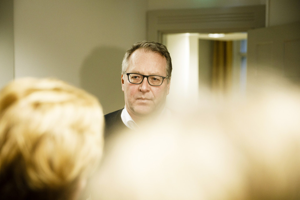 Petri Vanhala puhuu tiedotusvälineille valtakunnansovittelijan toimistolla Helsingissä.