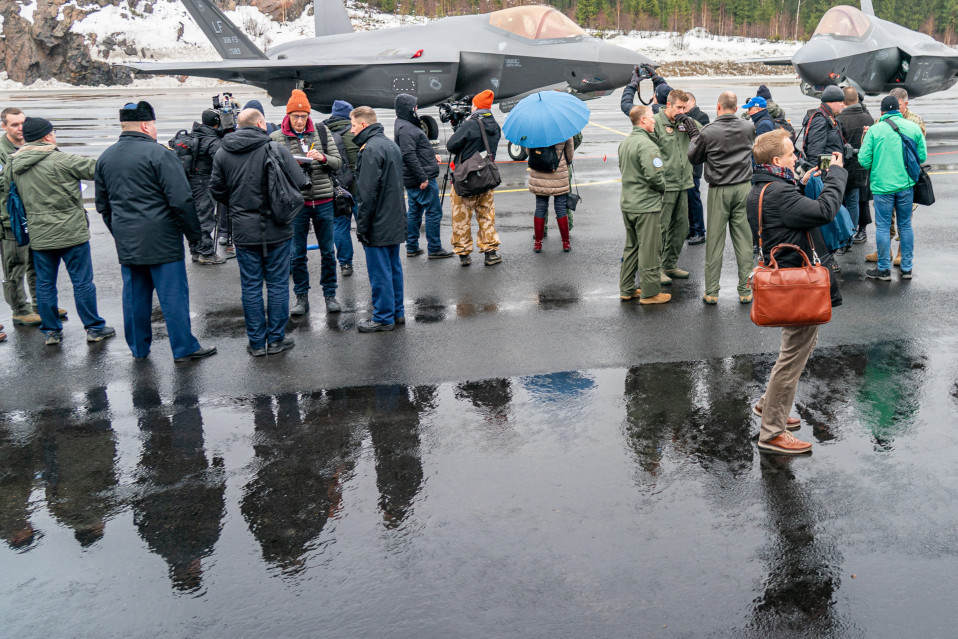 Journalisteja HX-hankkeen tiedotustilaisuudessa Satakunnan lennostossa.