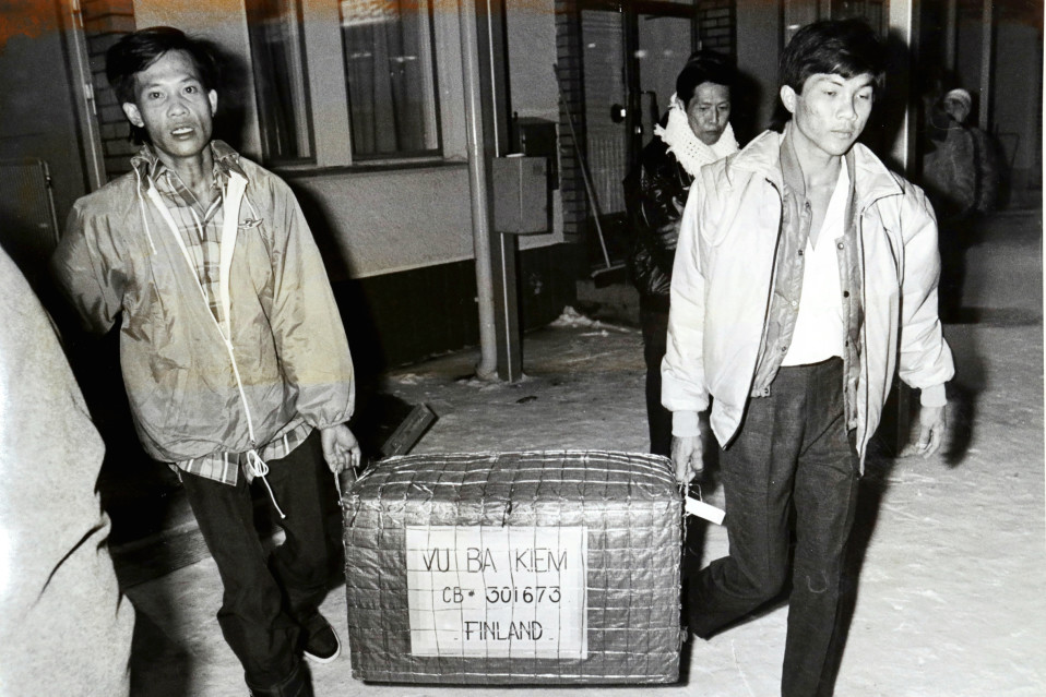 Vietnamilaisia pakolaisia Joensuun lentoaseman edessä 30.12.1988