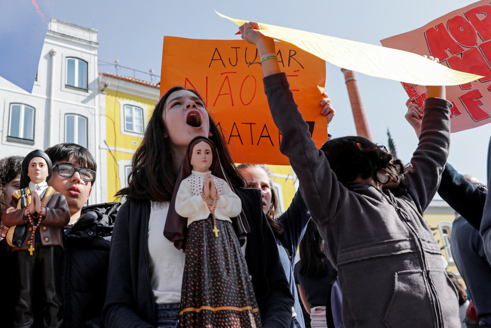 Portugalin eutanasialakia vastustavat osoittavat mieltään Lissabonissa.