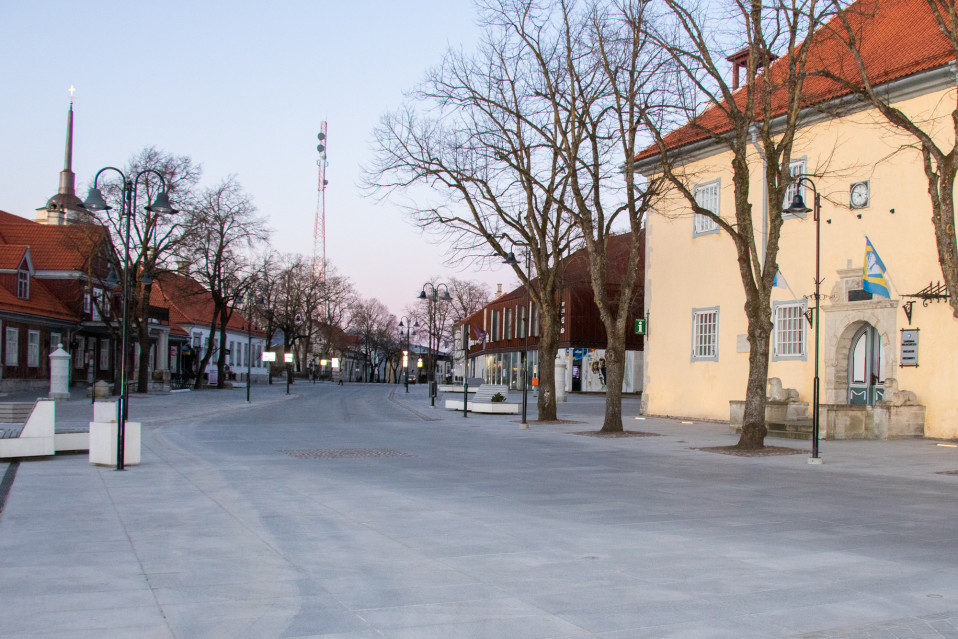 Saarenmaan pääkaupunki Kuressaare on monille suomalaisille tuttu lomakohde.