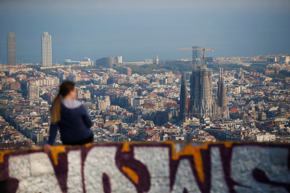 Kuvassa on näkymä Barcelonan kaupunkiin.