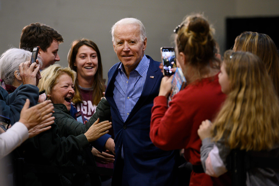 Kuvassa on Joe Biden kannattajiensa ympäröimänä.