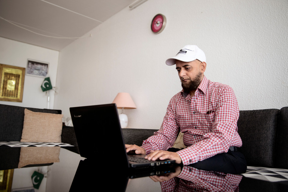 Humayum Islam kotikoneensa ääressä.