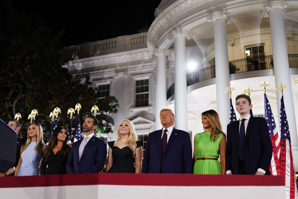 Kuvassa on Donald Trump perheineen.