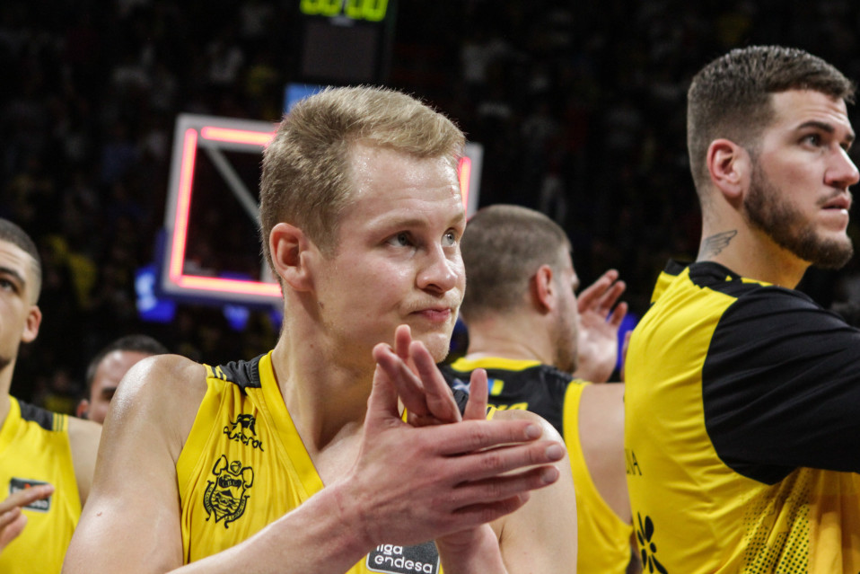 Tenerifen Sasu Salin tervehtii kannattajia ottelun jälkeen.