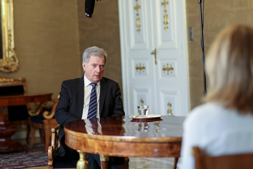 Tasavallan presidentti Sauli Niinistö on yksi johtavista poliitikoista, jotka kertovat sarjassa koronan herättämistä tunnoistaan.