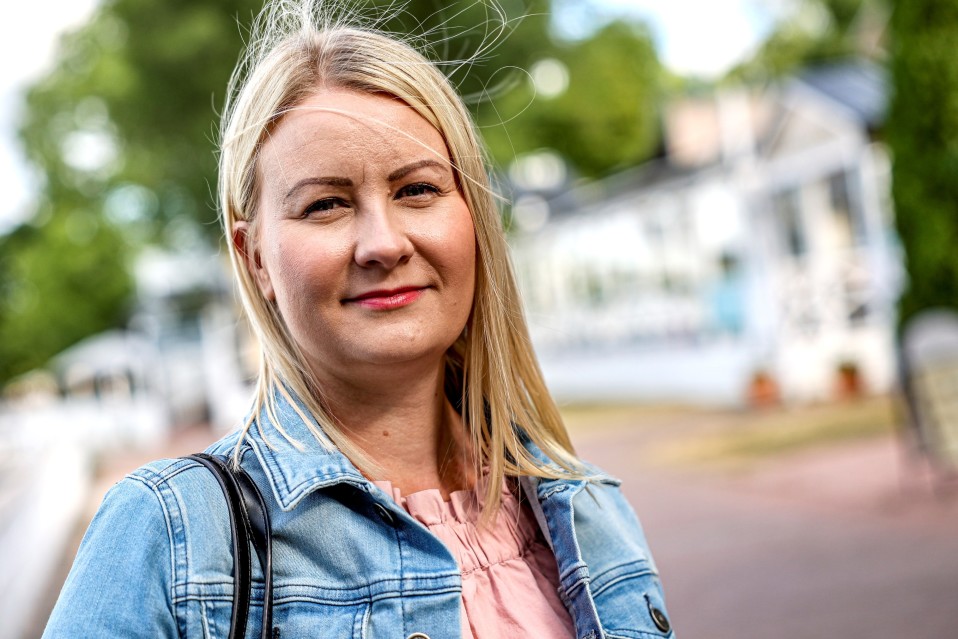 Heidi Ranta kiittelee Naantalin kauniita kukkaistutuksia ja merimaisemia. Kohde sopii hänen mielestään yhtä hyvin sekä aikuisille että lapsille.