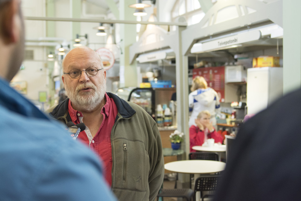 Jukka Antikainen ja irakilaiset miehet piirakka