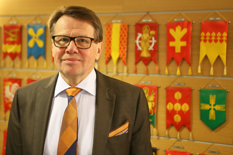 Varsinais-Suomen maakuntajohtaja Kari Häkämies poseeraa kameralle.