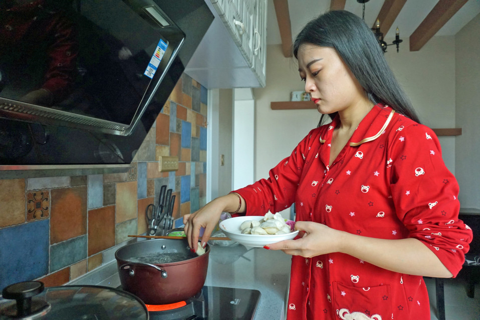 Kiinalainen Deng Ruiqiong keittää dumplingeja.