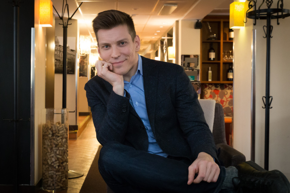 Vaikka Holma viihtyy kameran edessä, hän haluaa pikku hiljaa siirtyä sen toiselle puolelle: käsikirjoitukseen, ohjaukseen ja tuotantoon.