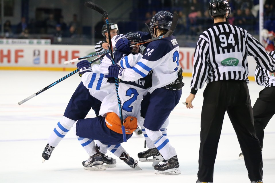 Pikkuleijonat juhli välierävoittoa Venäjästä.