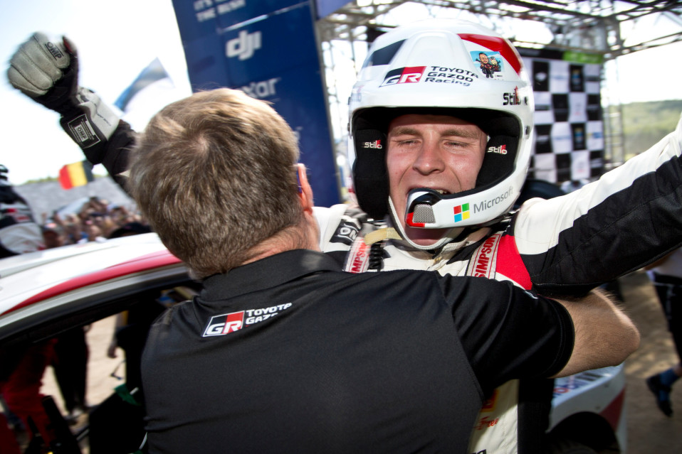 Esapekka Lappi ja Tommi Mäkinen riemuisissa tunnelmissa.