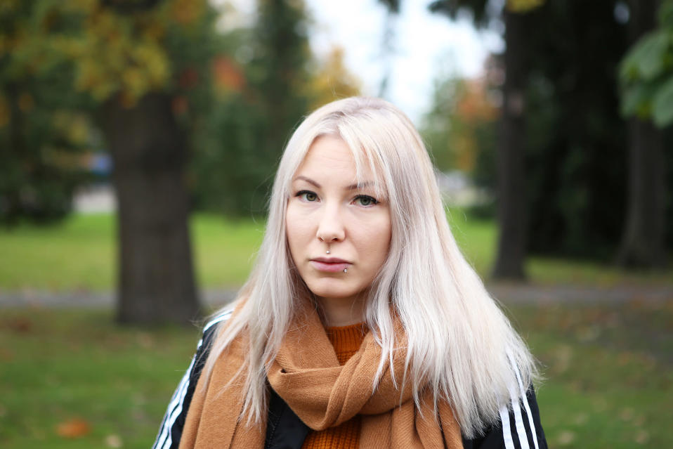 Salla-Maarit Karpio katsoo kameraan.