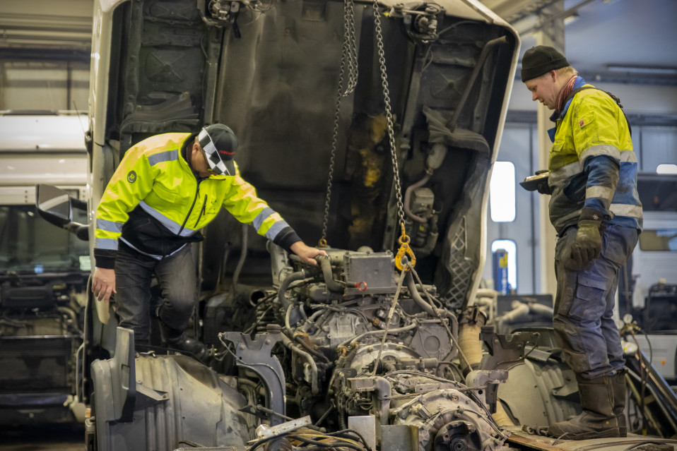 Kauppilan Autohajottamolla irroitetaan rekka-auton moottoria