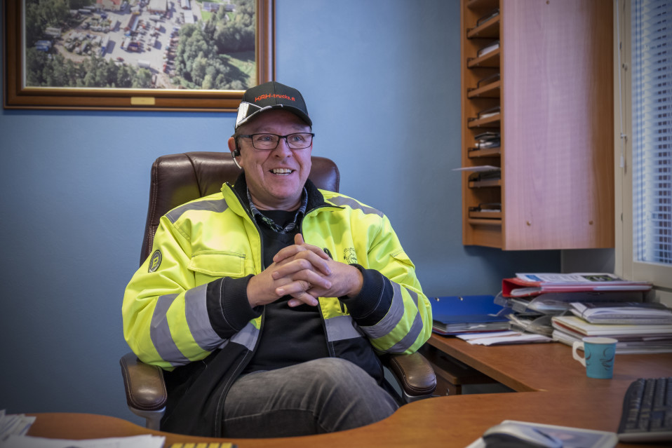 Jari Kauppila istuu työhuoneessaan