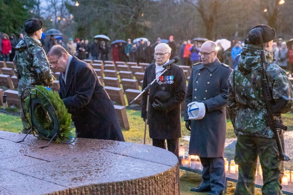 Seppeleenlasku Kalevankankaan hautausmalla.