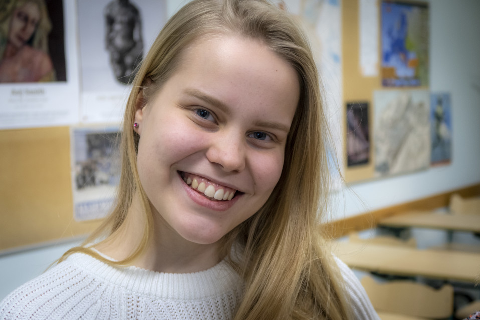 lähikuva hymyilevästä Alina Aarniosta