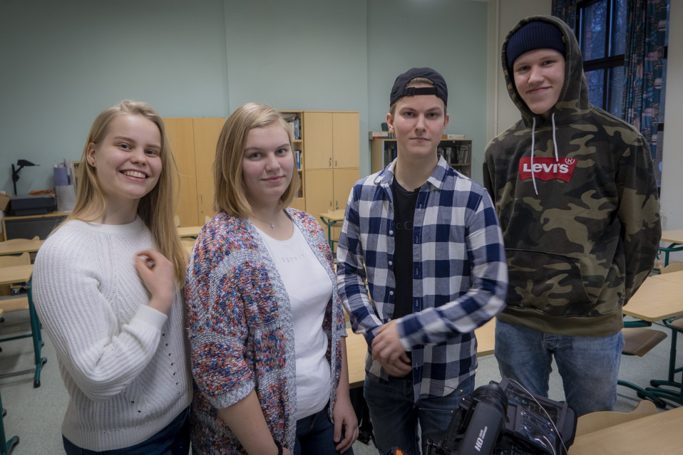 yhteiskuva nuorista luokkahuoneessa