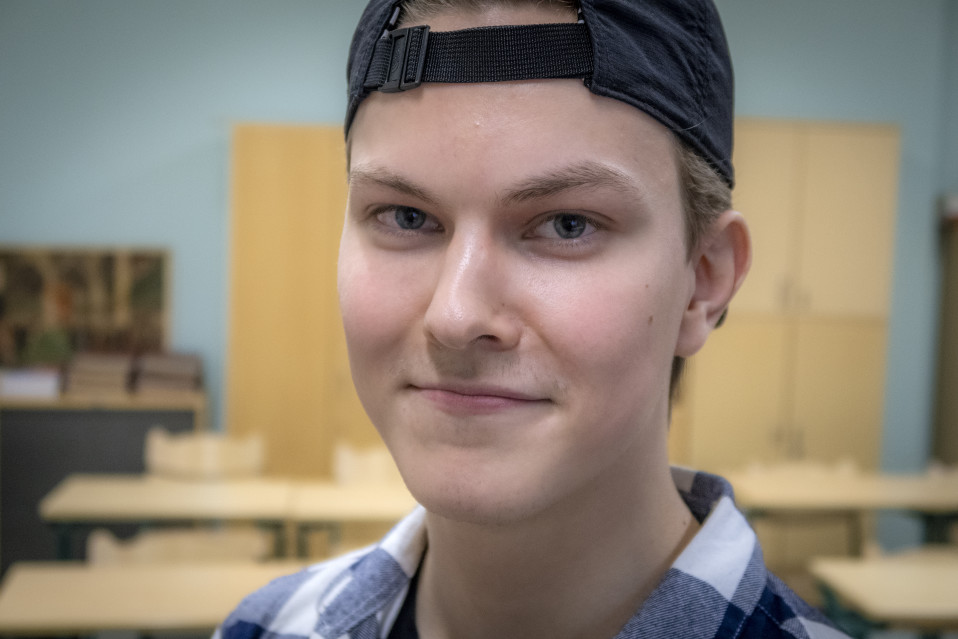 lähikuva Arttu Vuoresta lakki lippa takana päässä