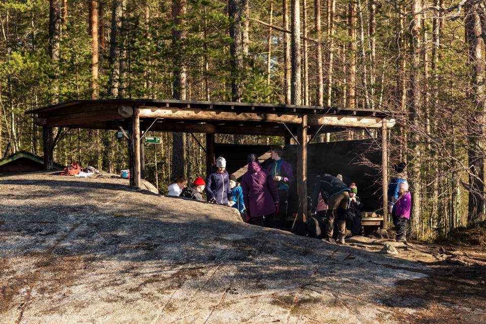 Retkeilijöitä laavulla Kintulammen retkeily- ja luonnonsuojelualueella.