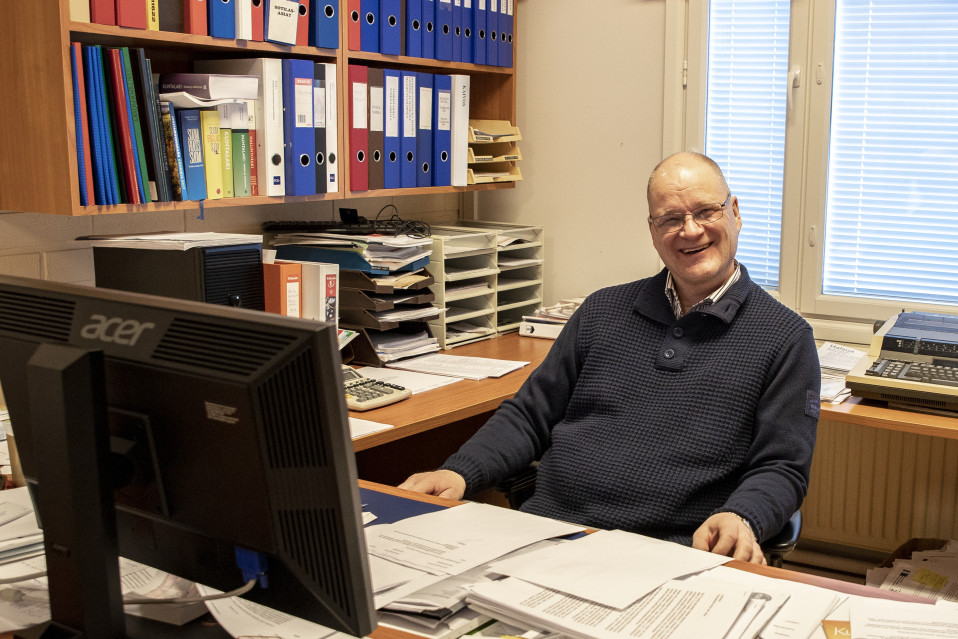 Jari Penttilä kunnanjohtaja hymyilee