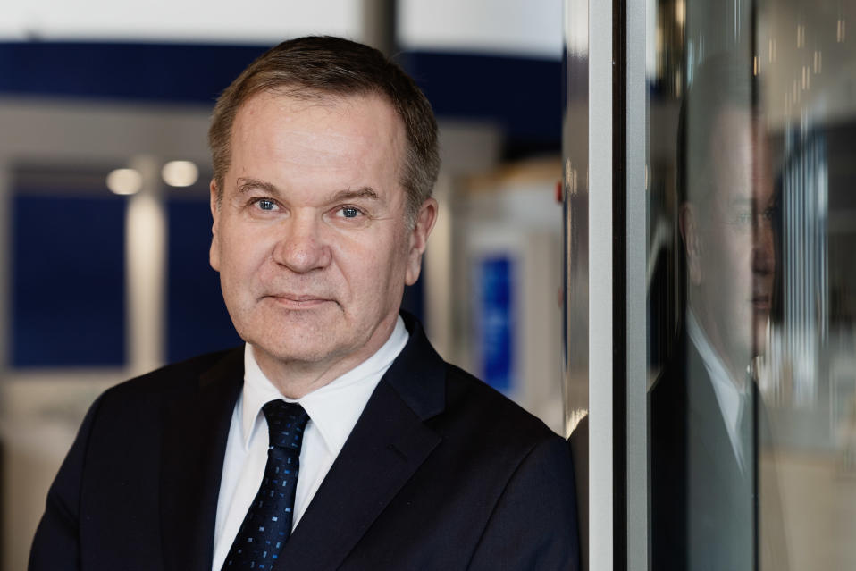 Pauli Heikkilä kuvattuna Finnveran aulassa maaliskuussa 2020