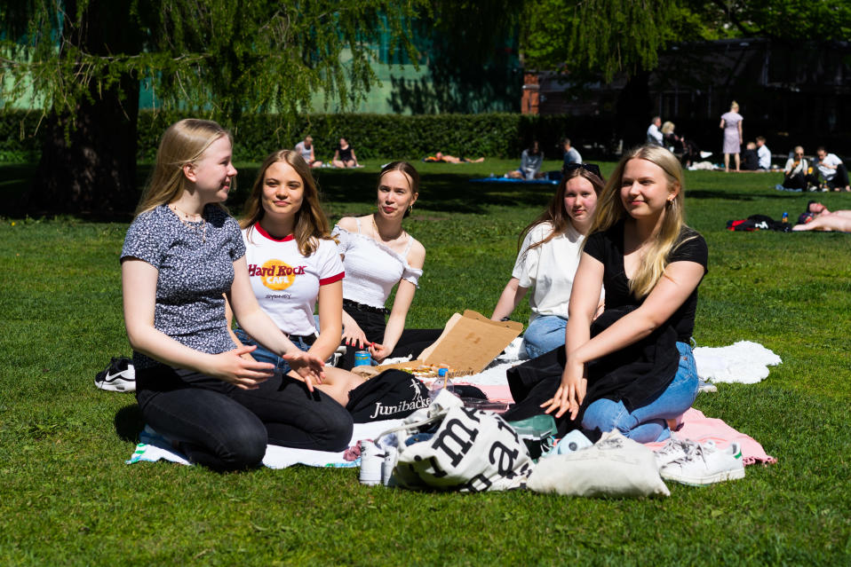 Kuvassa viisi kahdeksasluokkalaista helsinkiläistyttöä juhlistaa kesälomaa Koffin puistossa Helsingissä.