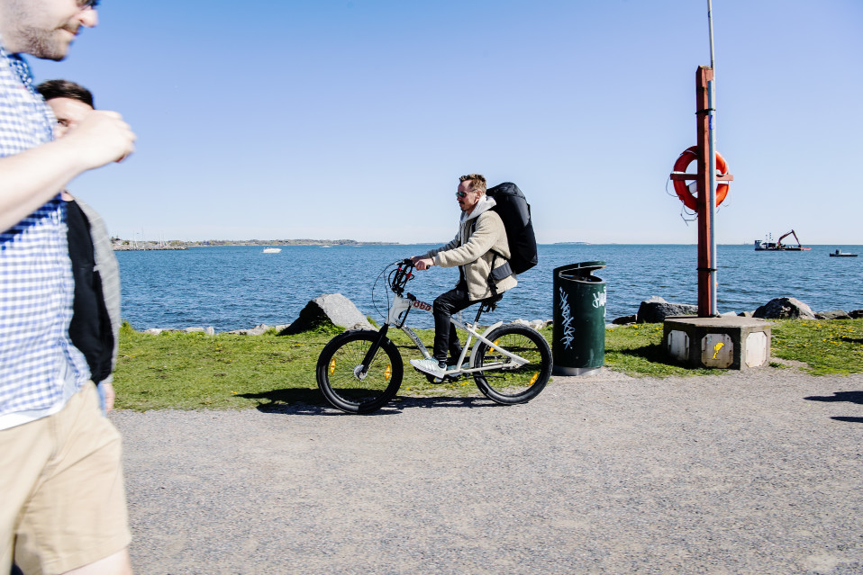 Näyttelijä Jasper Pääkkönen kuvattiin Helsingin Hernesaaressa aurinkoisena päivänä toukokuun lopulla.