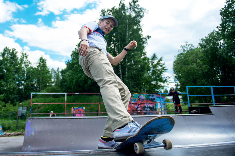 Kuvassa on Jon Sallinen skeittilaudan päällä skeitti-halfpipessä.