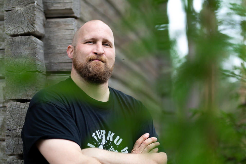 Paleface nojaamassa aitan seinään.