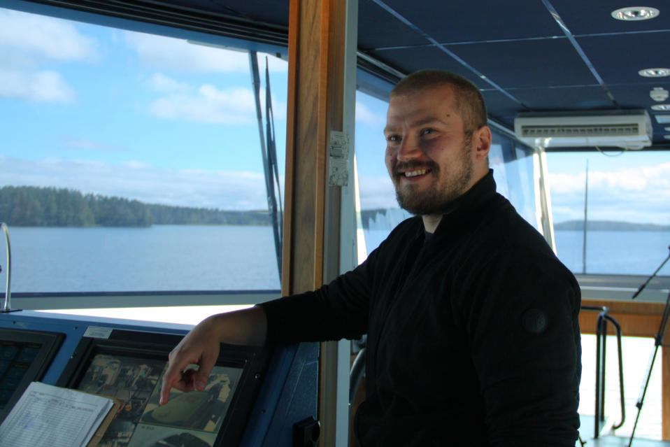 Lossinkuljettaja Mikko Muhonen Nestori-lossin ohjaamossa.