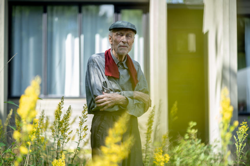 Suomalainen sisustusarkkitehti ja muotoilija Yrjö Kukkapuro puutarhassaan, taiteilija-ateljee, Kauniainen, 5.8.2020.