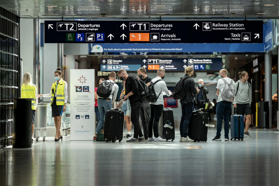 Matkustajia kentällä, Hki-Vantaa, 11.8.2020.