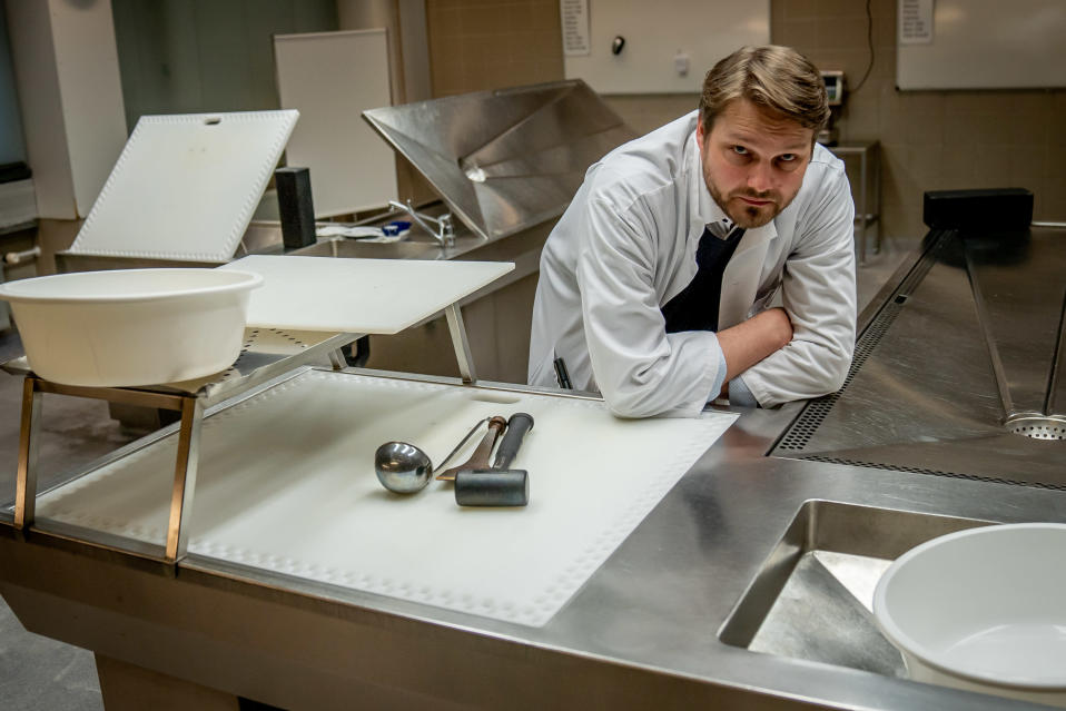 Patologi Jonas Kantonen obduktiosalissa