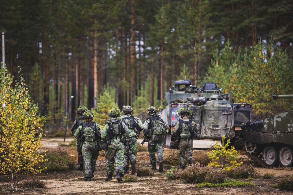 Varusmiehet kävelevät metsässä