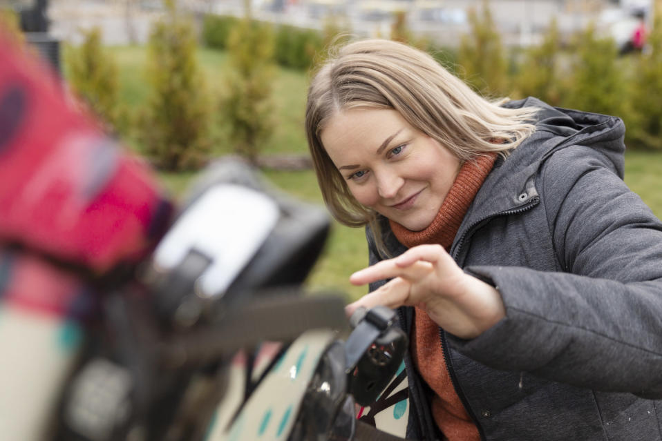 Maria Pero tarkastaa lumilaudan kantteja.