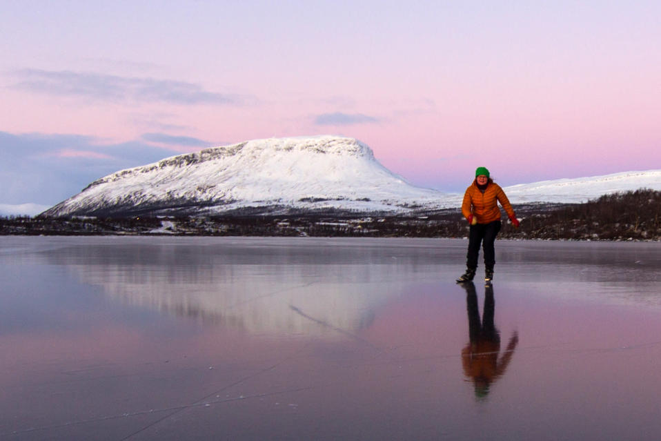 Hanne Junnilainen luistelee Kilpisjärven jäällä Saana taustanaan.