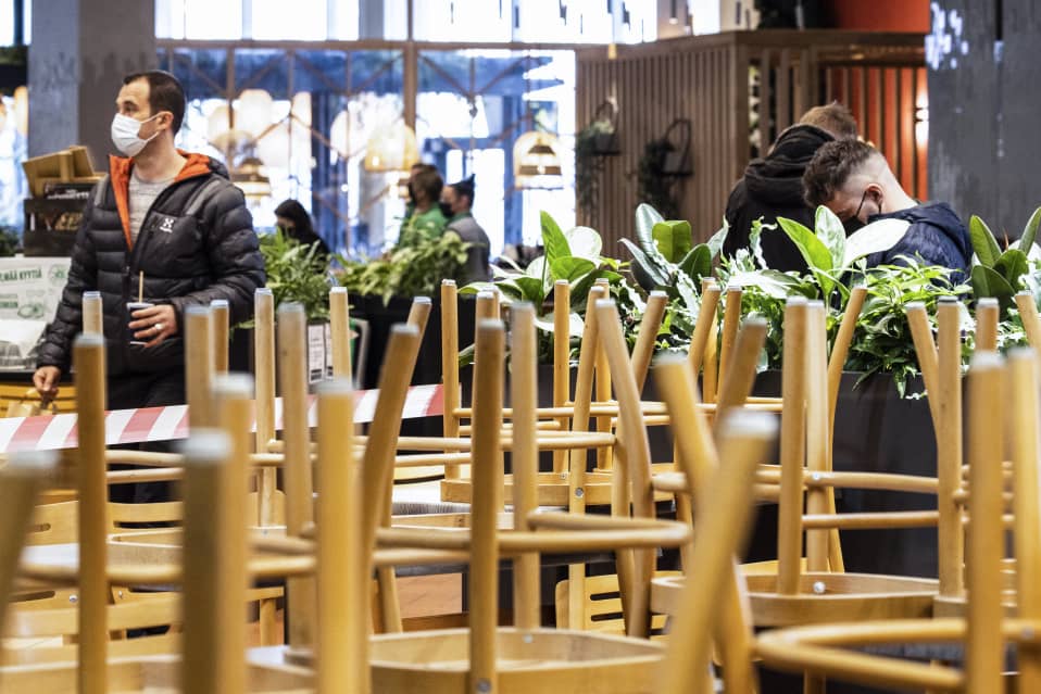 henkilöitä hakemassa takeaway lounasta kauppakeskus Kaaressa Hensingissä.