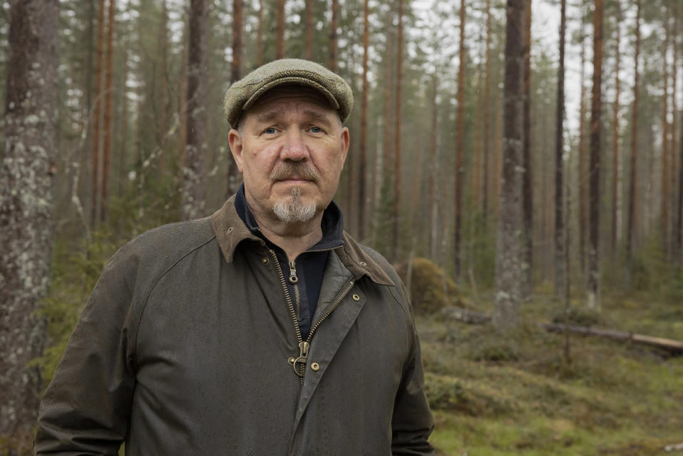 Markku Aarros metsässään.