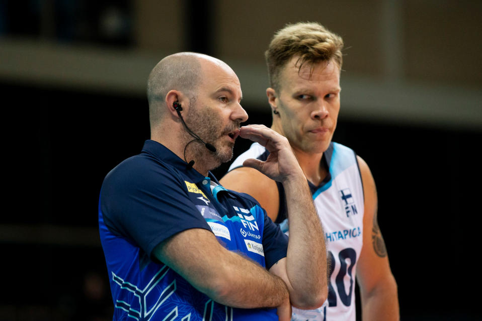 Päävalmentaja Joel Banks keskustelee Urpo Sivulan kanssa.